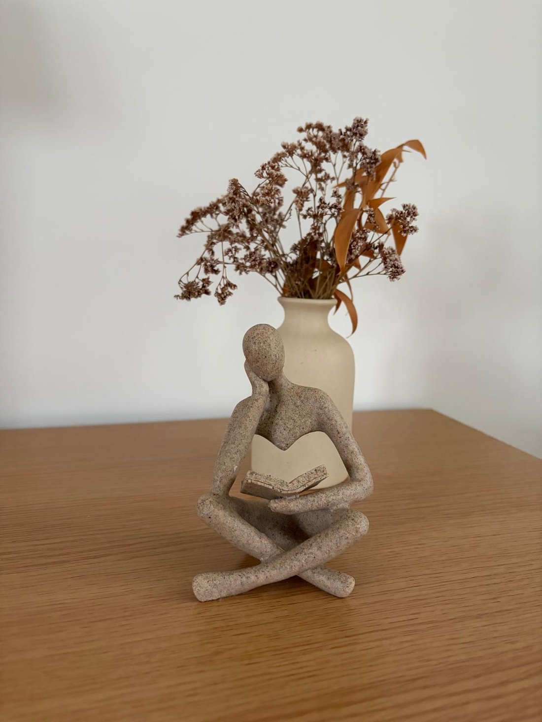Escultura de figura leyendo